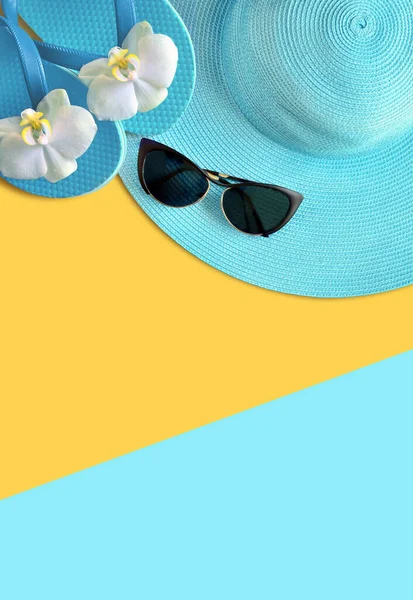 Zomerhoed Met Zonnebril Bovenaanzicht Minimaal Concept Een Gele Blauwe Achtergrond — Stockfoto