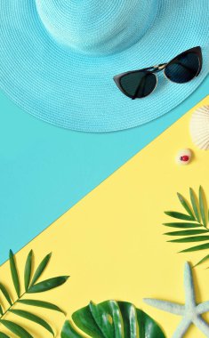 Yaz tatili konsepti düzdü. Plaj aksesuarları üst tarafta. Seyahat yaz konsepti