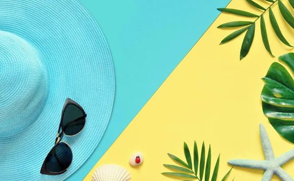 Yaz tatili konsepti düzdü. Plaj aksesuarları üst tarafta. Seyahat yaz konsepti