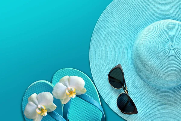 Güneş gözlüklü yaz şapkası. Üst görünüm, mavi arkaplan üzerindeki en küçük konsept