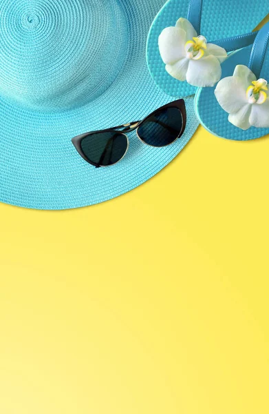 Zomerhoed Met Zonnebril Bovenaanzicht Minimaal Concept Een Gele Achtergrond — Stockfoto