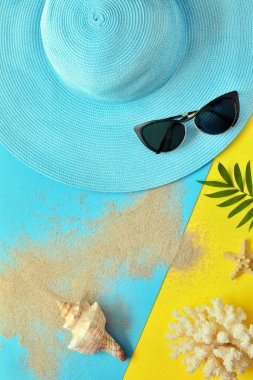 Yaz tatili konsepti düzdü. Plaj aksesuarları üst tarafta. Seyahat yaz konsepti