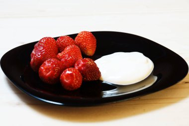 ekşi krema ile çilek