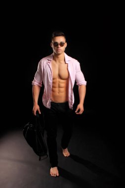 kas gösterilen bir çanta ile bir gömlek erkekte yakışıklı vücut geliştirmeci