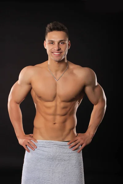 Homem fisiculturista bonito em shorts mostrando músculos — Fotografia de Stock