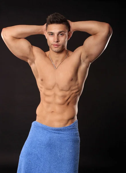 Homem fisiculturista bonito em shorts mostrando músculos — Fotografia de Stock