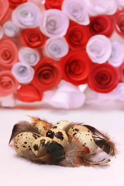 Composición de Pascua con decoración de flores festivas y mini huevos tradicionales — Foto de Stock