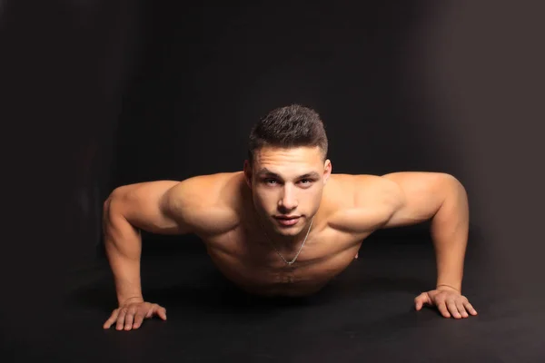 Joven haciendo flexiones — Foto de Stock