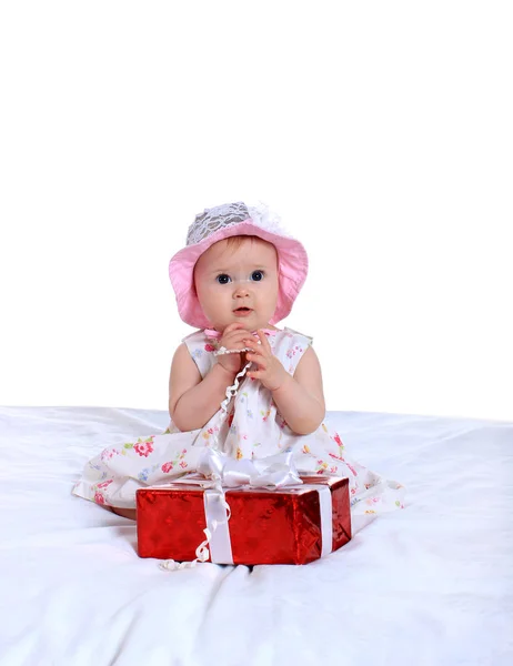 Adorabile bambina con regali — Foto Stock
