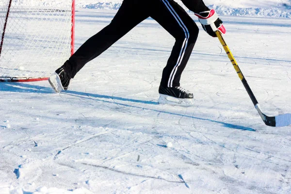 Jugador de hockey sobre hielo en acción patadas con palo —  Fotos de Stock