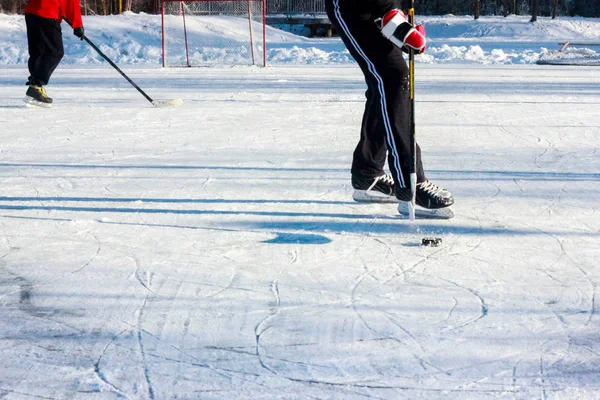 Jugador de hockey sobre hielo en acción patadas con palo —  Fotos de Stock