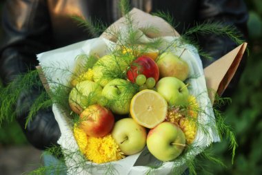 Sebze ve meyve bir kadın için bir hediye için bir buket