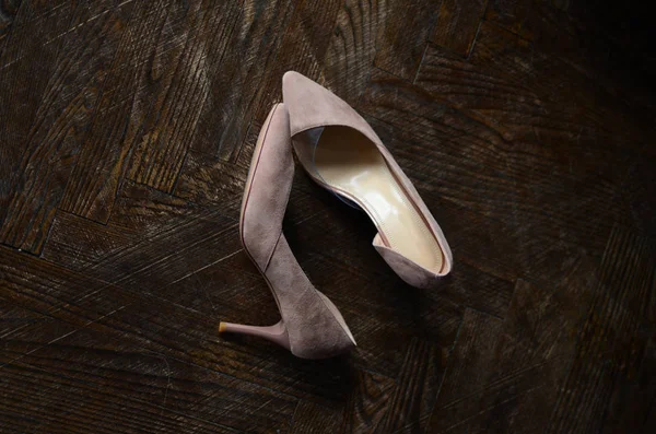 Un par de zapatos de mujer en un piso de madera . Fotos de stock