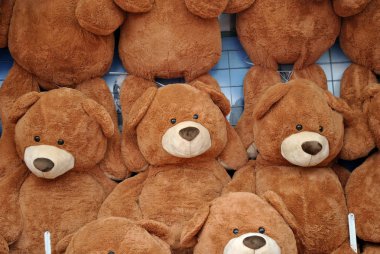 Oyuncak ayılar bir karnaval bir ödül duvara