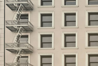 Retro yangın merdiveni bina