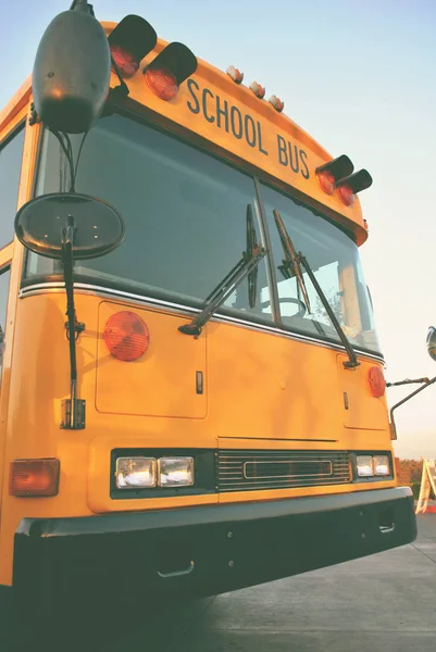 Nahaufnahme eines gelben Schulbusses auf der Tafel an einem schönen sonnigen Tag — Stockbild Schulbus — Stockfoto