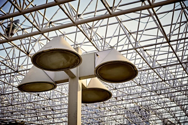 Tren istasyonundaki sokak lambası. 