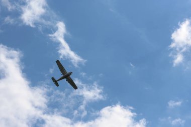Mavi gökyüzü arka plan üzerinde küçük uçak