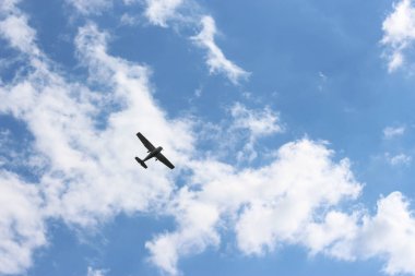 Mavi gökyüzü arka plan üzerinde küçük uçak