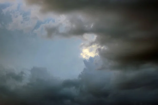 폭풍 하기 전에 어두운 구름 — 스톡 사진