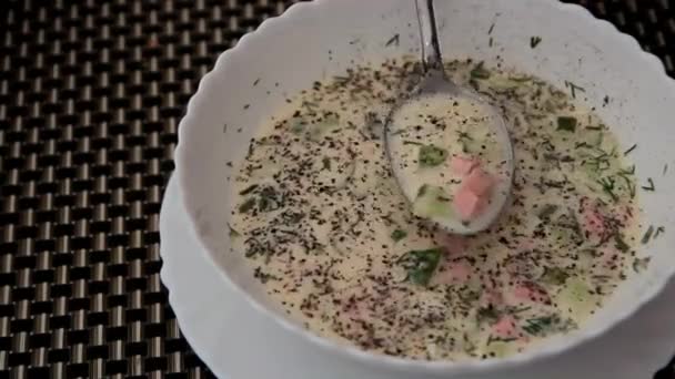 Marcado con una cuchara de un plato blanco de sopa fría — Vídeos de Stock
