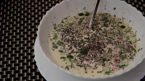 Schwarzer Pfeffer wird in die kalte Suppe gegossen — Stockvideo