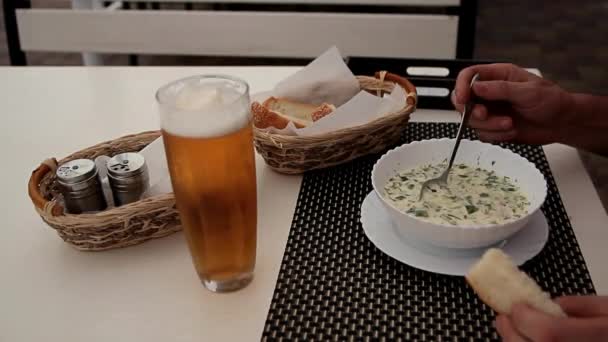 Mann isst kalte Suppe an weißem Tisch — Stockvideo