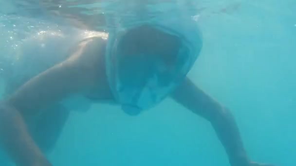 Girl Mask Learns Swim Underwater — Stok video