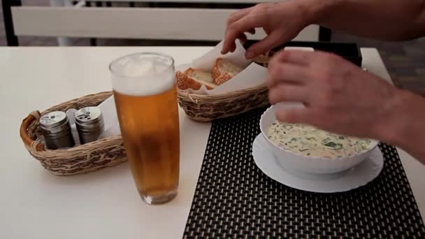 Αρσενικά Χέρια Παίρνουν Ψωμί Και Αρχίζουν Τρώνε Κρύα Σούπα — Αρχείο Βίντεο