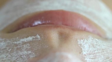 Kızın üst dudağından krem çıkarmak, yakın plan.