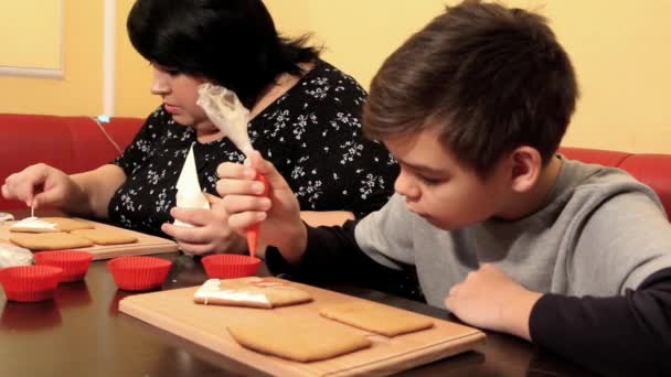 Fat Woman Boy Decorate Gingerbread — Stock Video