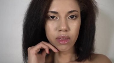 Zenci kızların yüzü, gizem ifadesi, cazibe