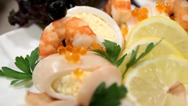 Крупним планом салат з морепродуктів на столі — стокове відео