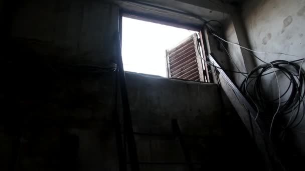 Jendela kayu terbuka di ruang bawah tanah tua Stok Video