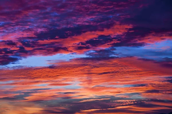 Pôr do sol colorido e nublado — Fotografia de Stock