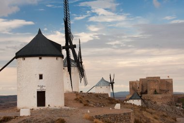 yel değirmenleri ve kale manzara
