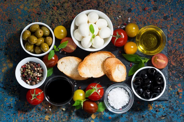 Mozzarella, ingredienser för sallad och bröd, ovanifrån — Stockfoto