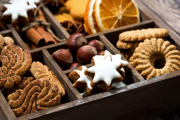 Caixa de madeira com doces de Natal e especiarias em fundo de madeira — Fotografia de Stock