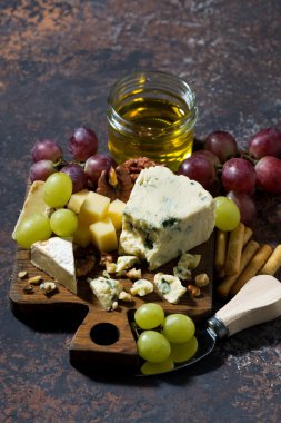 Peygamberli, taze meyve ve karanlık bir arka plan üzerinde bal