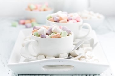 kakao ile renkli lokum beyaz bardak