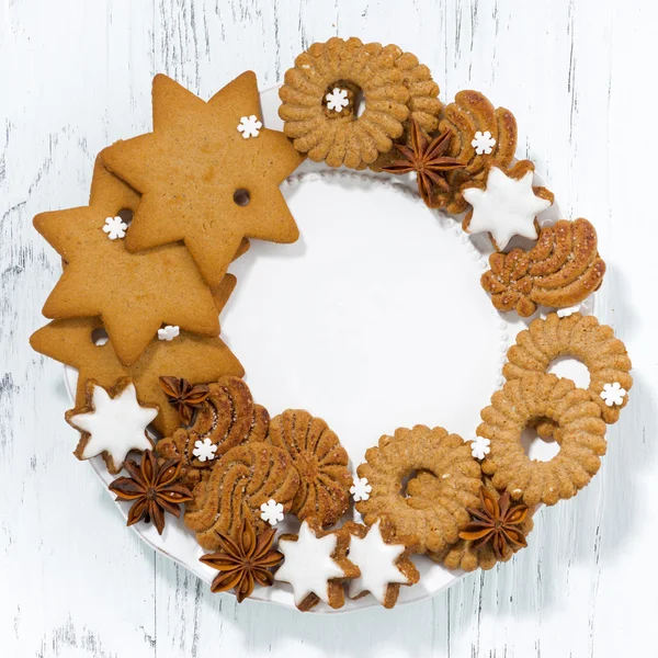 Assortment of Christmas cookies on a white plate, top view close — Stock Photo, Image