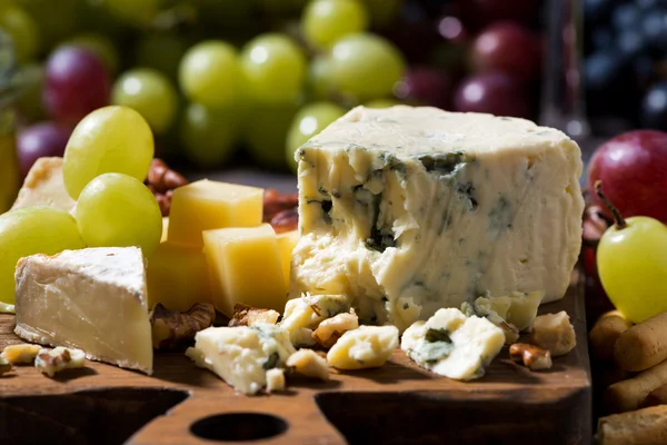 Cheeseboard, fresh fruits and honey, closeup — Stock Photo, Image