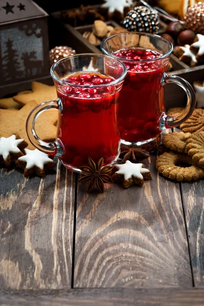 Christmas hot cranberry tea and cookies and dark background — Stock Photo, Image