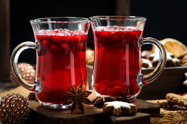 Christmas hot cranberry tea and cookies, closeup — Stock Photo, Image