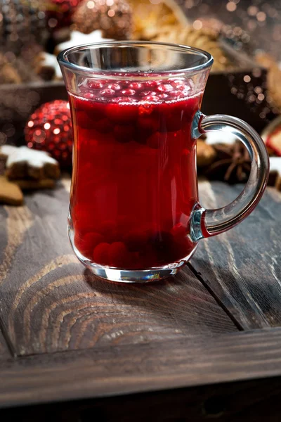 Рождественский горячий клюквенный чай или глинтвейн и разнообразные печенья — стоковое фото