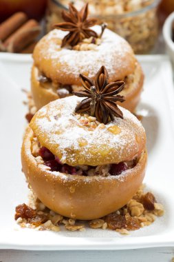 lezzetli pişmiş doldurulmuş elma, dikey portre