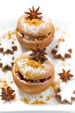 şenlikli pişmiş doldurulmuş elma ve gingerbread, dikey Üstten Görünüm