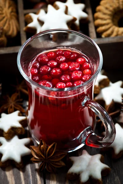 Kerstmis hot cranberry thee of glühwein en koekjes, verticale — Stockfoto