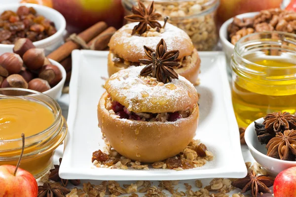 Heerlijke gebakken gevulde appels — Stockfoto