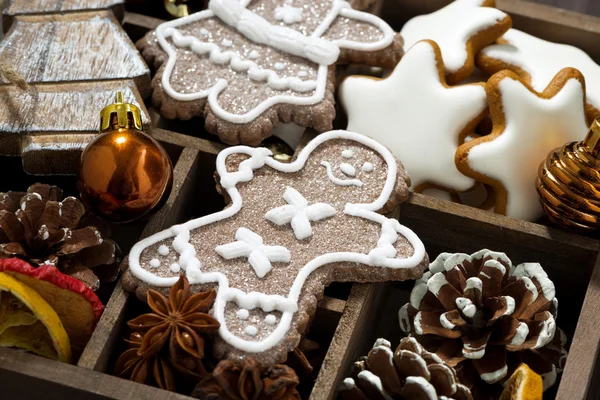 Símbolos navideños y galletas en una caja de madera, primer plano —  Fotos de Stock